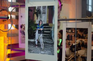 挂着一位骑自行车的女人的照片