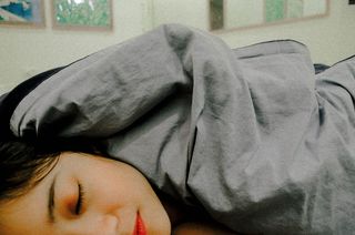 床，放松，室内，一个人，家具，睡觉，真人，闭上眼睛