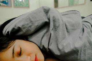 床，放松，室内，一个人，家具，睡觉，真人，闭上眼睛