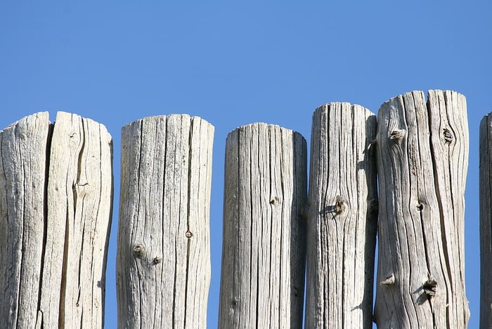 电线杆、木材、栅栏、磨损、褪色、太阳漂白、蓝天、天然