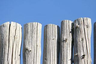 电线杆、木材、栅栏、磨损、褪色、太阳漂白、蓝天、天然