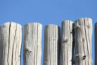 电线杆、木材、栅栏、磨损、褪色、太阳漂白、蓝天、天然