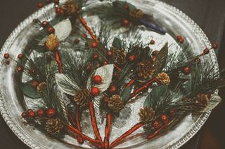 板上的松果圣诞装饰