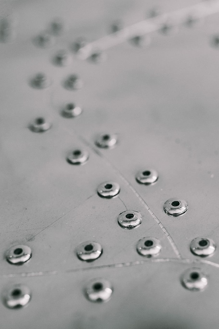 带铆钉的金属板无缝背景