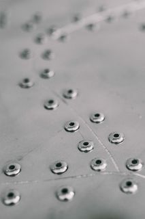 带铆钉的金属板无缝背景