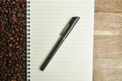 笔记本上的黑色圆珠笔 笔记本上的黑色圆珠笔