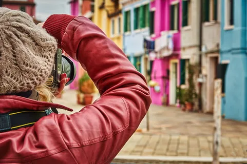 拍摄彩色房屋的女性特写照片