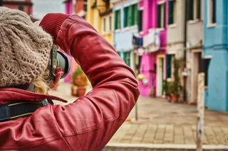 拍摄彩色房屋的女性特写照片