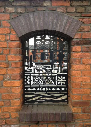 曼彻斯特杜西街运河盆地，带有现代铁艺细节的原始拱门。