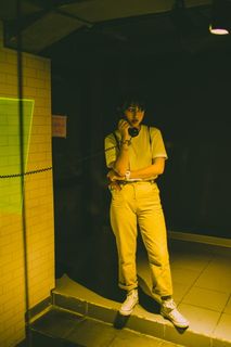 女性使用公用电话站立的照片