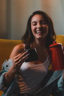 拿着马克杯和水壶笑的女人的照片 拿着马克杯和水壶笑的女人的照片