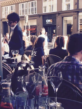 城市，餐馆，男人，人，成年人，酒，酒吧，瓶子