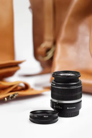 白色表面上的黑色相机镜头