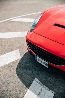 带有镀铬前格栅的红色跑车侧视图