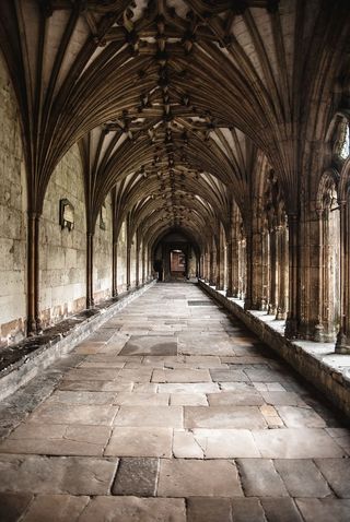 棕色混凝土走廊