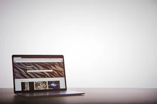 打开桌上的笔记本电脑