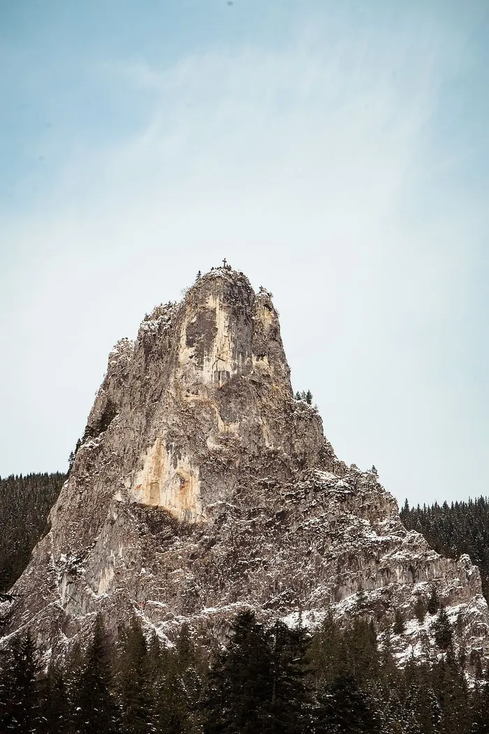 松树环绕的岩石山