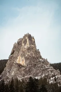 松树环绕的岩石山 松树环绕的岩石山