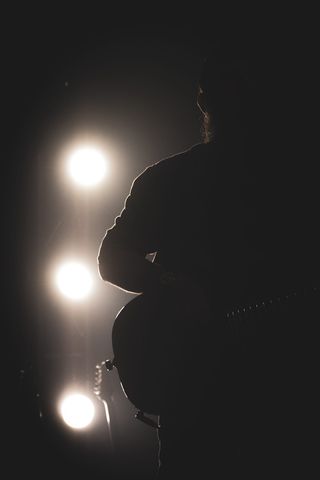 胡扯吉他的人的轮廓