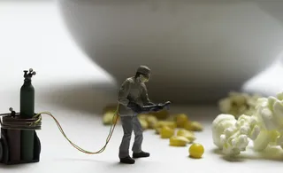 爆米花旁的男雕像