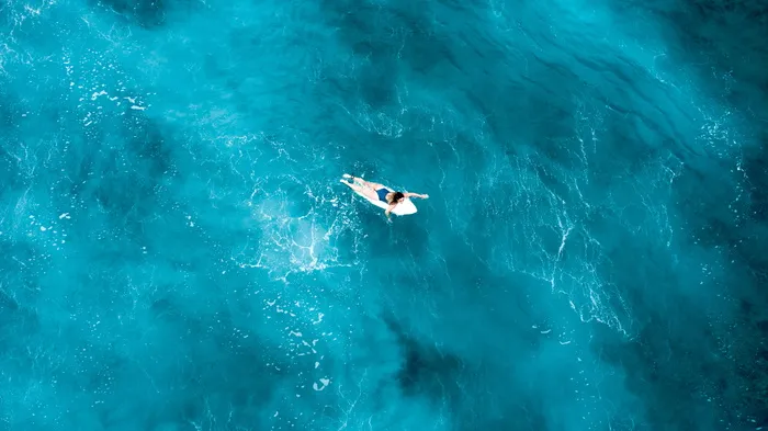 海上冲浪板上的人