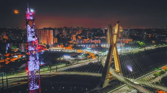 夜间有灯光的混凝土桥