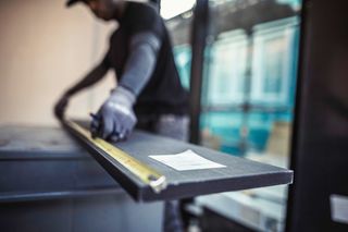 成年人，一人，商业，年轻人，男性，建筑，室内，金融