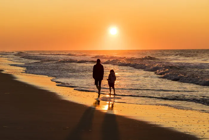 行走，日出，女人，孩子，母亲，女儿，分享，爱