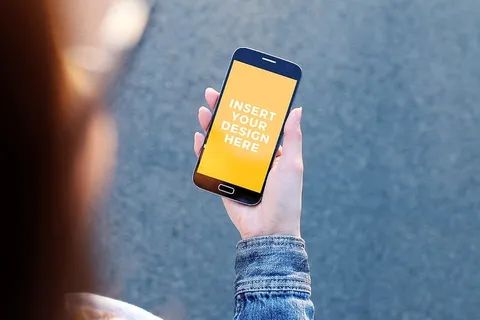 免费的PSD样机。街上的女人手里拿着 Galaxy S7