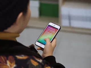 使用金色iPhone 6的人