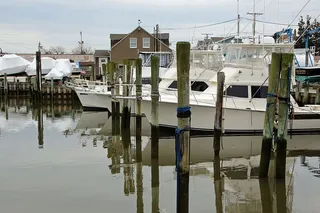 停泊在新泽西州普莱森特码头的一艘小渔船。