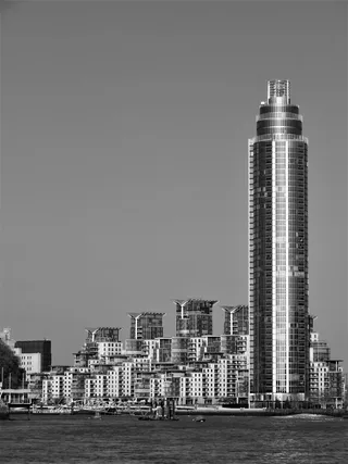 水体附近高层建筑的灰阶摄影