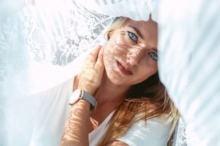 白色蕾丝下的女人