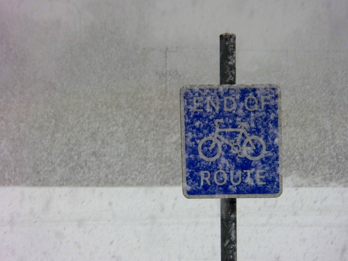 冬天、雪、降水、棺材、通信、墙壁建筑特征、标志、文字