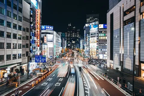 晚上的东京城,路上有灯光小道 晚上的东京城,路上有灯光小道