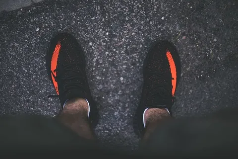 穿运动鞋的男人