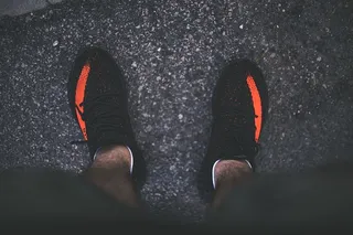 穿运动鞋的男人