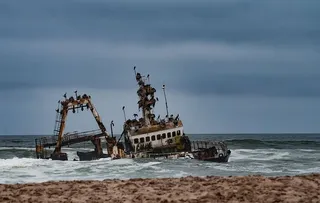 白天在海里有两艘小船