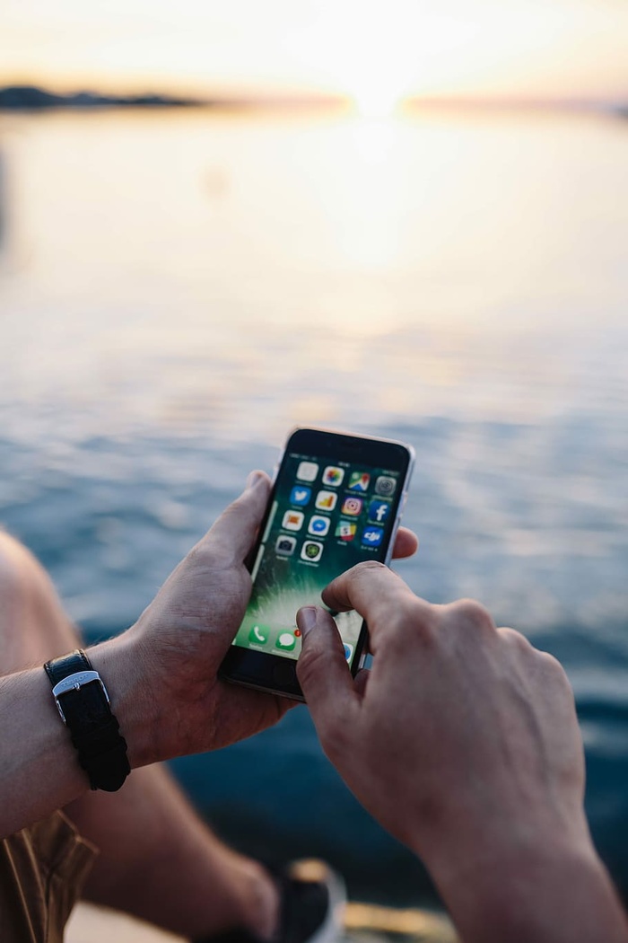 在海边，人们手里拿着手机