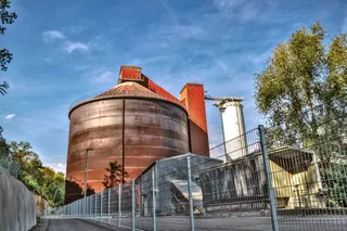 水泥厂，筒仓，自行车道，印度夏季，建筑结构，天空，建筑外观，建筑