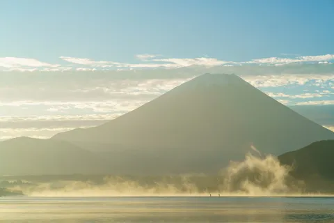 白天山的特写摄影 白天山的特写摄影