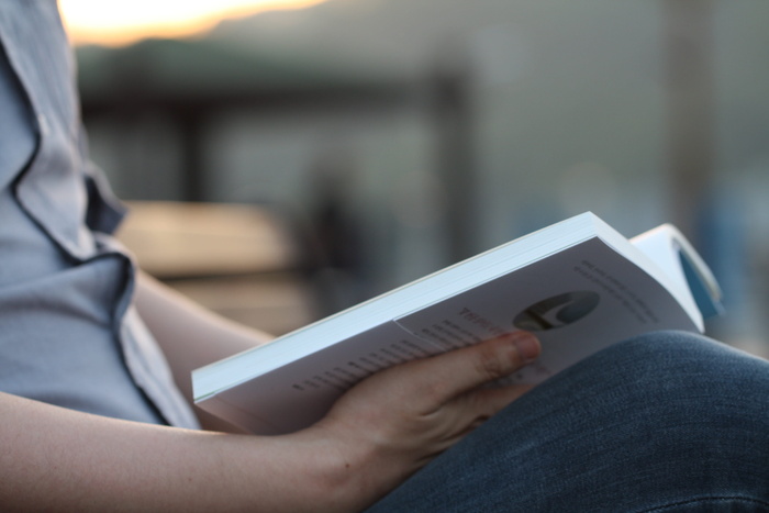 人阅读，拿着，书，灯，特写，照片，人，阅读