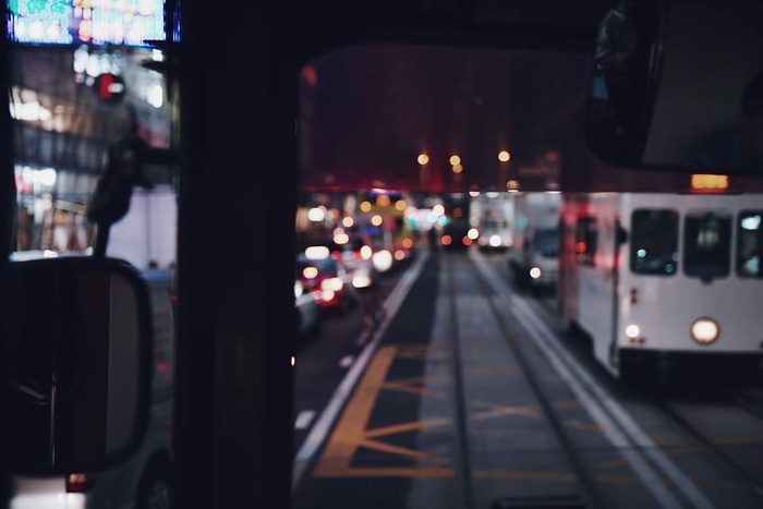 夜间在道路上行驶的车辆的bokeh照片