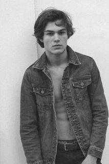 牛仔夹克的男人