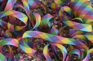 彩色卷纸、彩带、五彩纸屑、狂欢节、派对、多彩、庆祝、庆祝