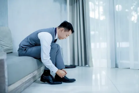 男子系鞋带照片 男子系鞋带照片