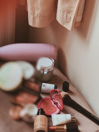 人，人，家具，手指，木材，化妆品，家居装饰，胶合板