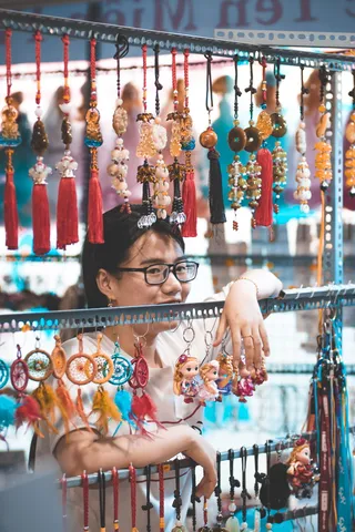 卖五彩幸运符的女人