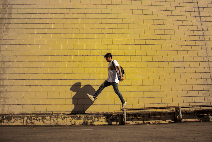 走在墙边长凳上的男人