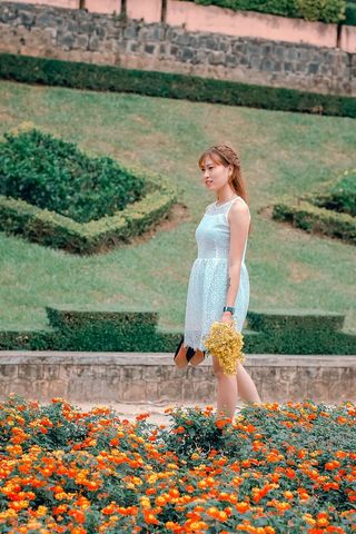 女式白色无袖连衣裙，有黄色花朵